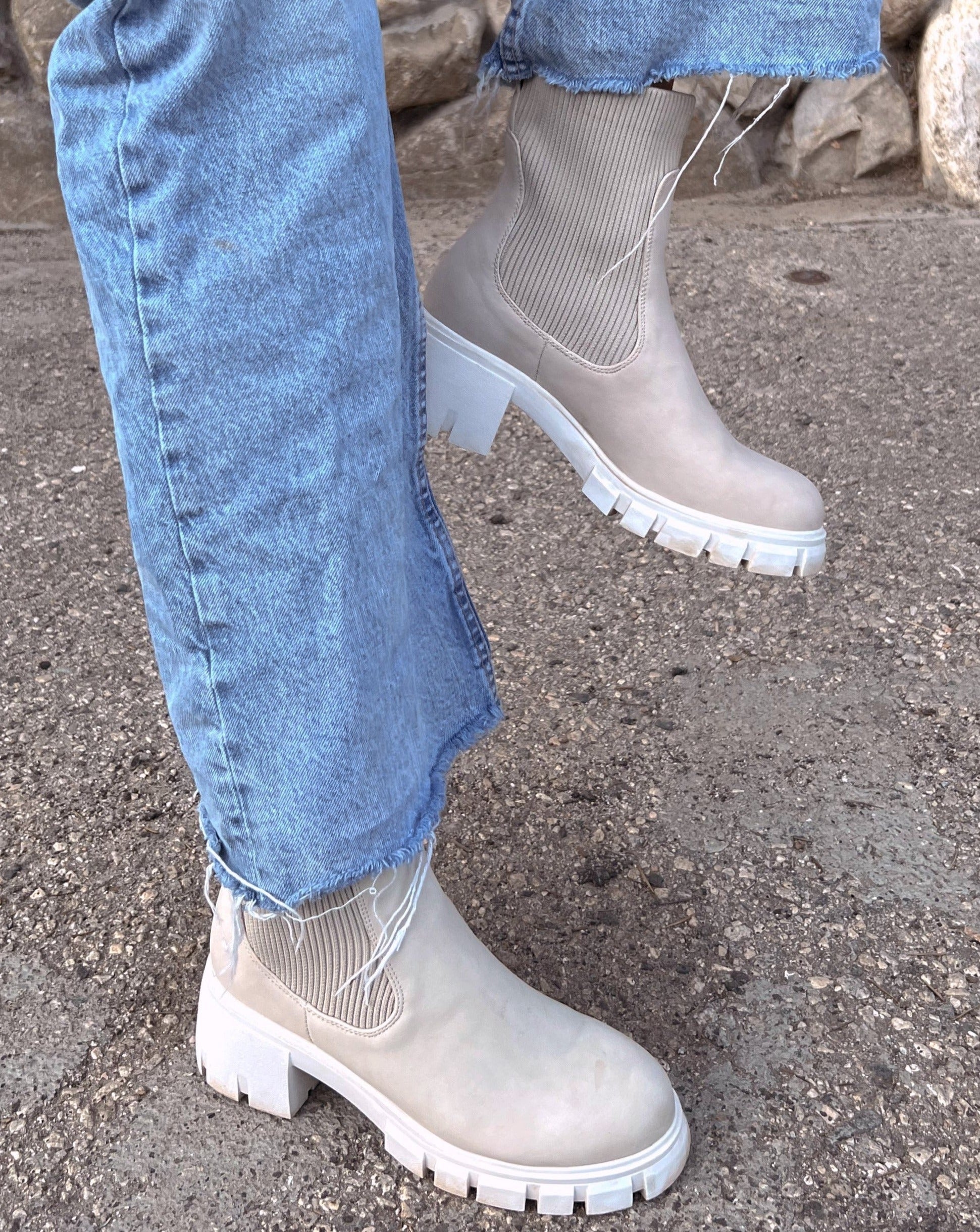 Chelsea Boots in Cream